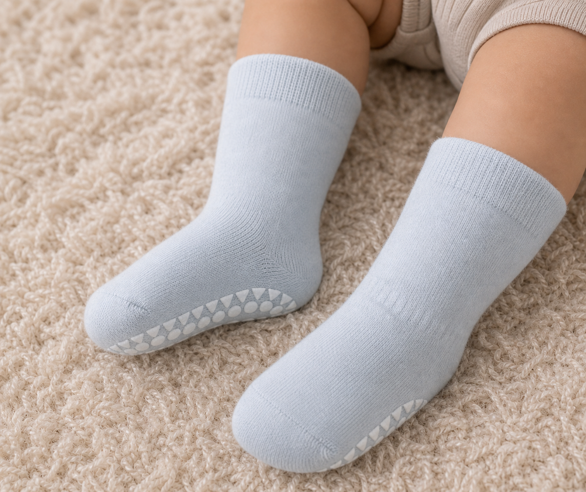 Go Baby Go - Antiskli krabbesokker i bomull Sky Blue