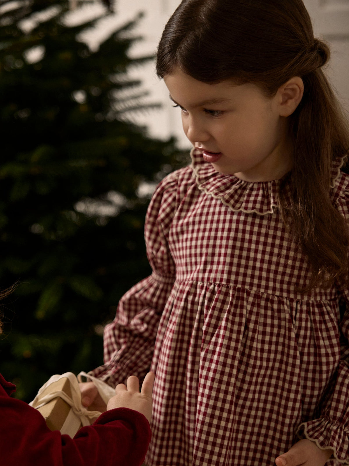 Jente i Lil`Atelier kjole FROANNE Biking Red ved juletreet