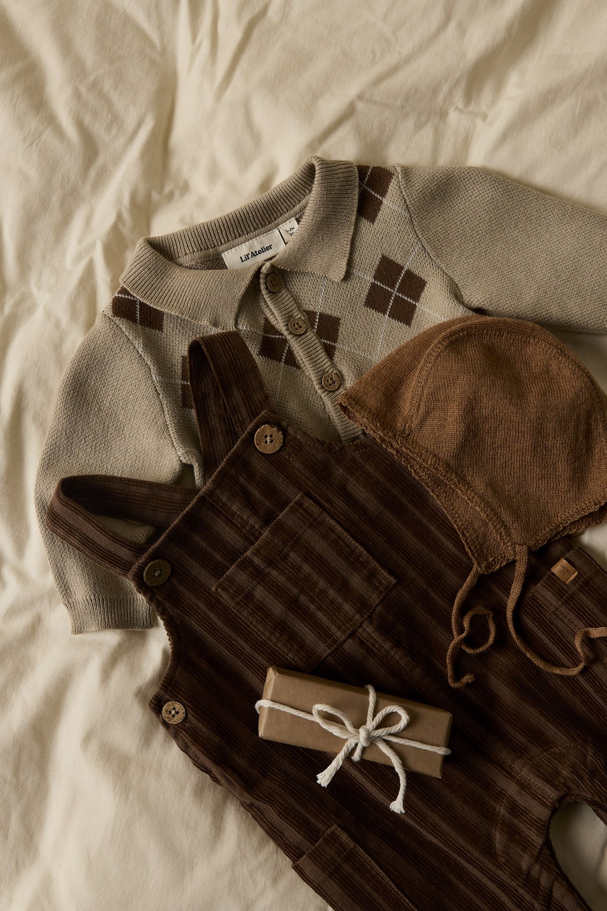 Lil`Atelier strikket cardigan RONAN White Pepper med selebukse og lue