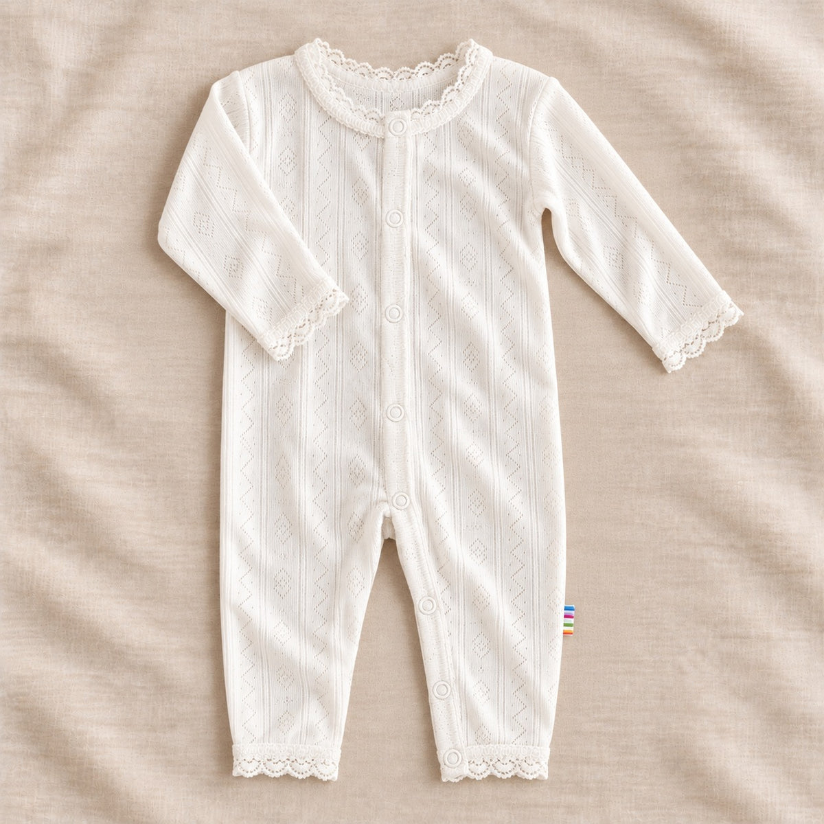Joha heldrakt i ull/silke med blonder off-white, sett forfra