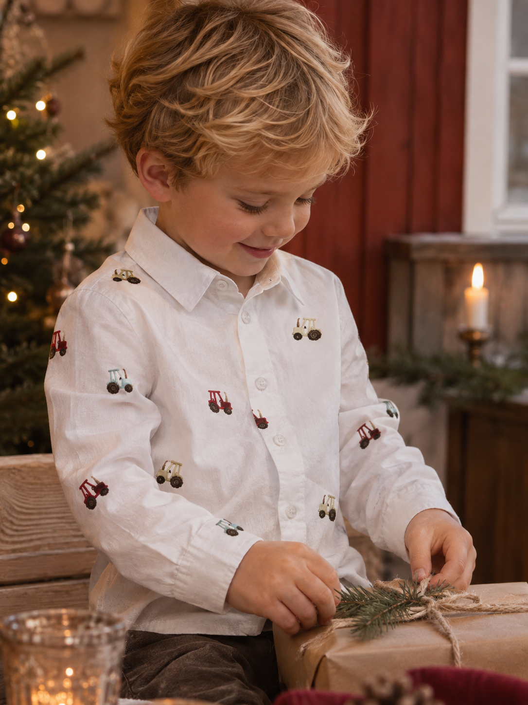 Gutt i hvit Name it Ractor skjorte med traktorer pakker inn julegave