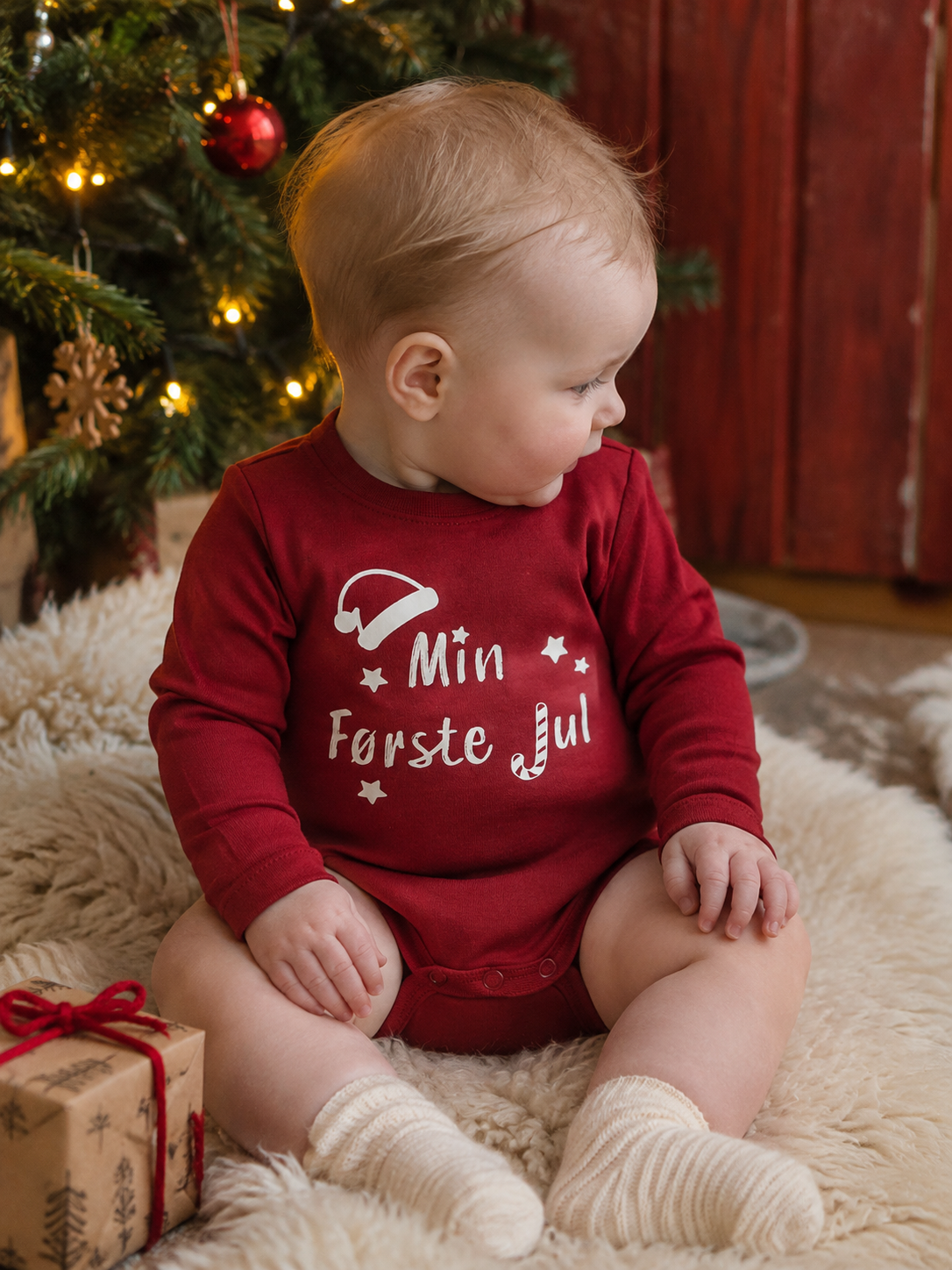 Baby i rød Name it Rajul body «Min første jul» ved juletreet
