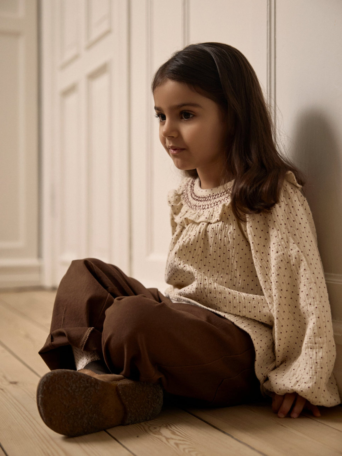 Jente i Lil`Atelier bluse FROA Turtledove med prikker og smock-krage