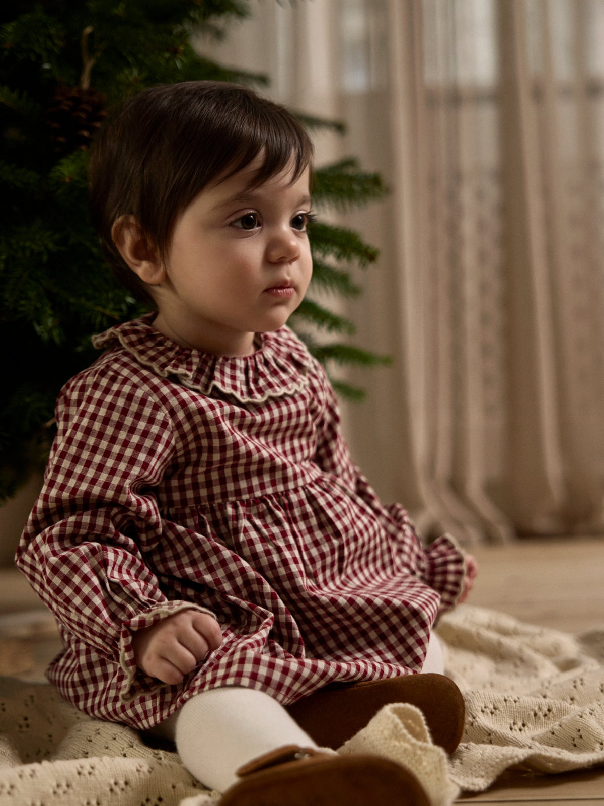 Baby i Lil`Atelier bodykjole FROANNE Biking Red foran juletreet