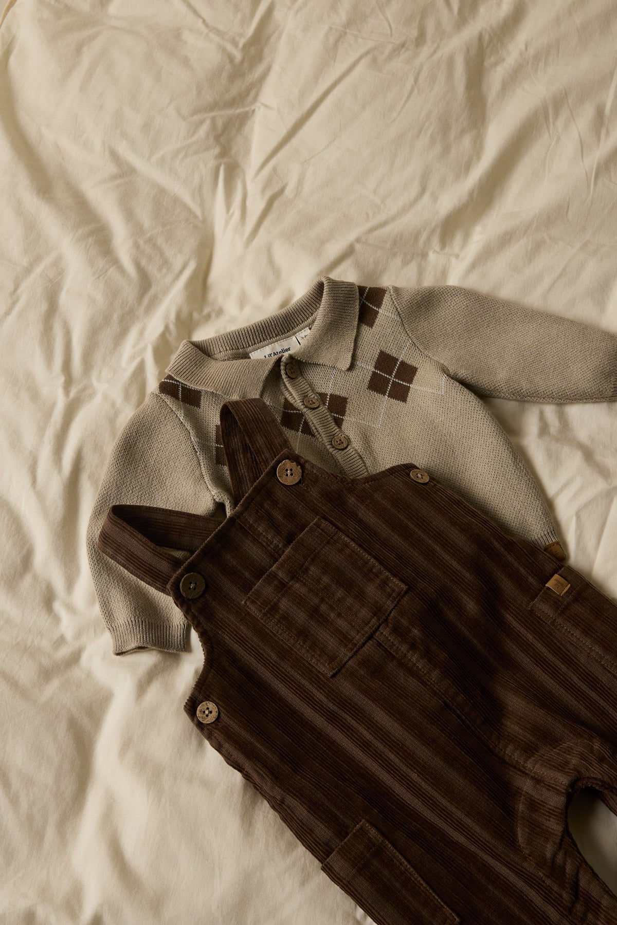 Lil`Atelier strikket cardigan RONAN White Pepper, stylet med selebukse