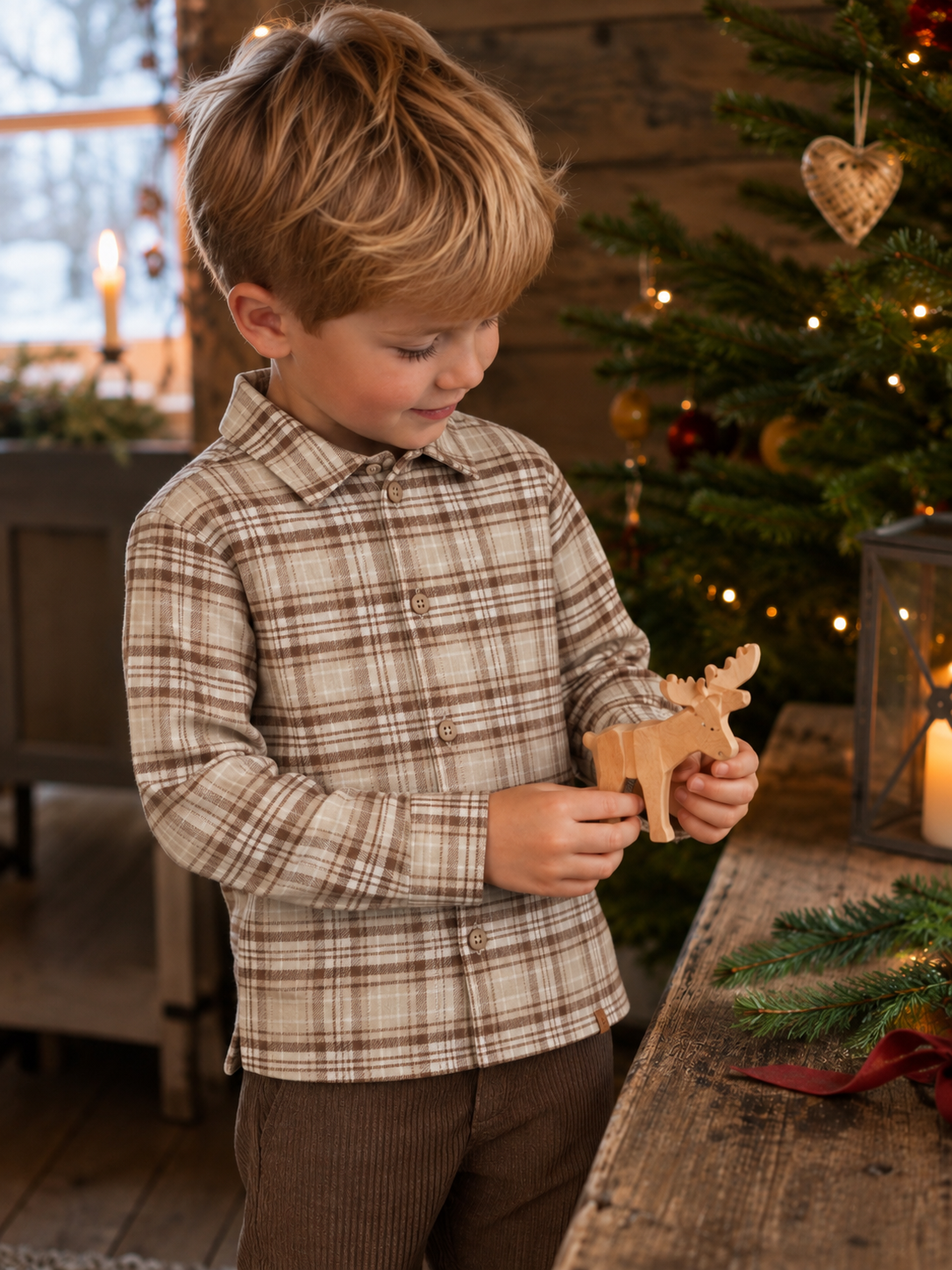 Gutt i rutete Lil Atelier Renrik skjorte ved juletreet